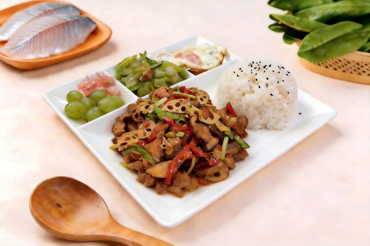 Arroz con Pescado Salteado al estilo Ganguo Acompañado de Huevo Frito + Selección del día (Verdura, Fruta y Guarnición)